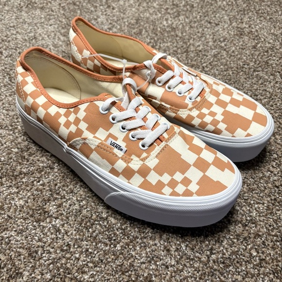 Vans Women’s size 11.5 Orange and Cream Geometric Platform - Picture 2 of 9